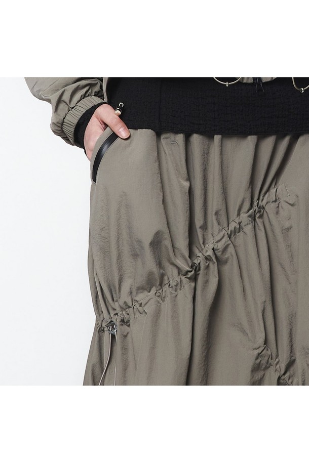 여성용 후디 점퍼와 스커트 셋업(5LB1811)으로, 웜그레이 색상의 캐주얼한 스타일입니다. 하이덴시티 나일론 원단으로 제작되었으며, A라인 플리츠 스커트는 밴딩 허리와 비대칭 스트링 터널, 더블 포켓 디테일이 특징입니다. 사이즈 조절 기능이 있는 루즈핏 디자인으로 봄, 가을에 일상복으로 편안하게 착용할 수 있습니다.
