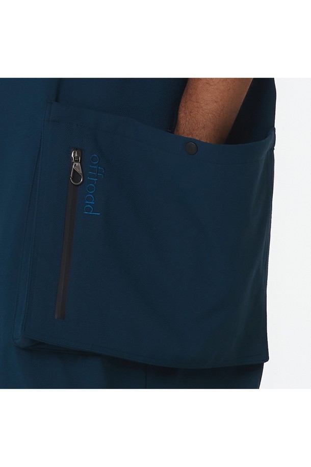 유니 포켓 오버롤 (터콰이즈)_5LG2921은 봄, 여름, 가을에 캐주얼하고 스포티한 무드를 연출하기 좋은 유니섹스 오버롤입니다. 터콰이즈 컬러의 트윌 패턴 폴리에스테르 소재로 제작되었으며, 얇고 부드러운 촉감이 특징입니다. 루즈핏 디자인에 다수의 수납 포켓, 앞면 2-WAY 지퍼, 조절 가능한 어깨끈, 밑단 스트링 등으로 다양한 기능성을 제공하며, 밴딩과 후드 디자인으로 편안함을 더했습니다.
