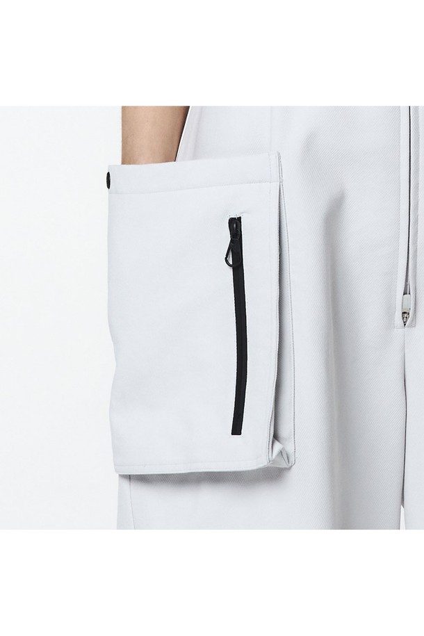 유니섹스 스타일의 '유니 포켓 오버롤 (라이트 그레이)_5LG2921'은 부드러운 폴리에스테르 트윌 소재로 제작되어 편안한 착용감을 제공합니다. 캐주얼한 무드를 연출하며, 2-WAY 앞 지퍼, 조절 가능한 숄더 스트랩과 밑단 스트링, 후드 디테일 등 다양한 기능적 요소를 갖추었습니다. 라이트 그레이 색상의 루즈핏 오버핏 디자인으로 봄, 여름, 가을에 일상복으로 활용하기 좋습니다.
