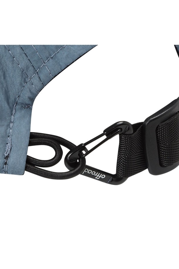 5패널 디자인의 유니 패커블 캡 (딥 블루)는 나일론 소재로 제작되었으며, 2단 접이식 챙과 더블 스트랩, 삼각 카라비너 디테일로 사이즈 조절이 용이합니다. 챙 넓이는 8cm, 모자 깊이는 9.5cm이며, 리플렉티브 로고가 디자인되어 있습니다. 접이식 및 패커블 기능이 있어 등산, 아웃도어 활동은 물론 일상에서도 간편하게 휴대하고 착용하기 좋습니다.
