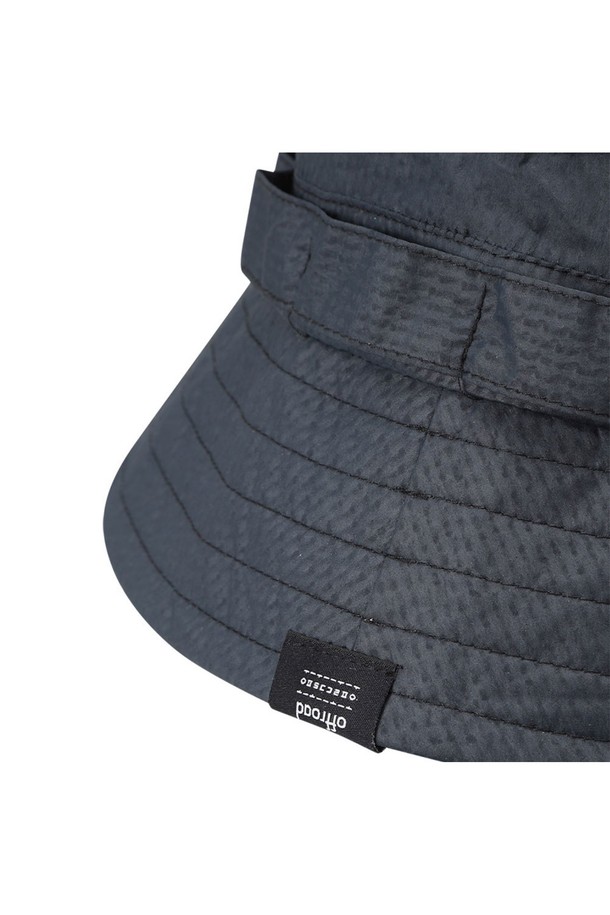 유니 써커 버킷햇 (딥 차콜)은 시어서커 소재로 은은한 광택감을 더한 유니섹스 버킷햇입니다. 9.5cm 챙 넓이로 햇빛을 효과적으로 가려주며, 등산 및 아웃도어 활동에 적합합니다. 다크차콜 컬러에 스트링 스토퍼와 금속 로고 리벳 디테일로 디자인되었으며, 머리 둘레 60cm까지 사이즈 조절이 가능합니다.
