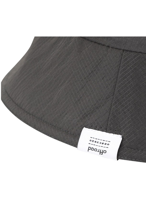 유니 립 스트링 버킷햇 (딥 차콜)_5LG7423은 립 패턴이 돋보이는 딥 차콜 색상의 유니섹스 버킷햇입니다. 나일론 소재로 제작되었으며, 7.5cm 챙넓이와 일반 깊이로 등산, 아웃도어, 일상생활에서 활용하기 좋습니다. 전면의 톤온톤 F 자수와 리플렉티브 립 원단, 스트링 스토퍼로 사이즈 조절 기능까지 더해진 봄, 여름, 가을 시즌에 적합한 제품입니다.
