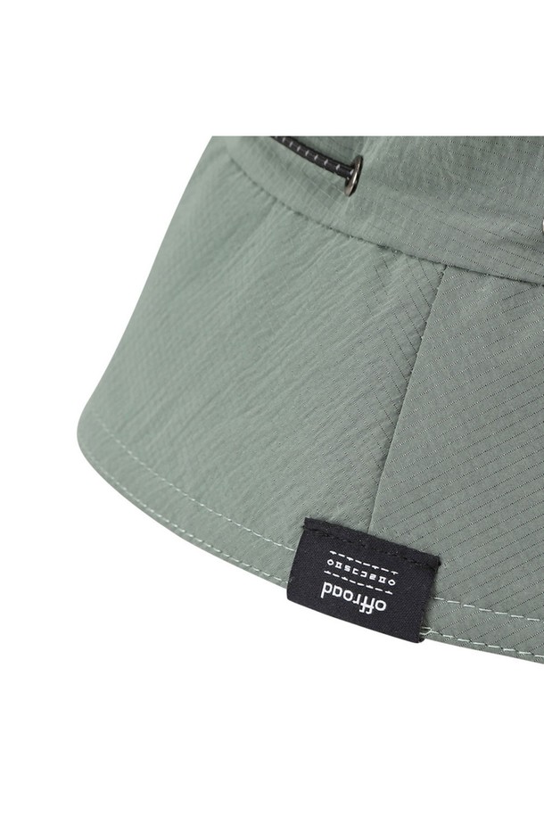 유니 립 스트링 버킷햇은 립 패턴이 돋보이는 그레이시 카키 색상의 유니섹스 버킷햇입니다. 나일론 소재로 제작되었으며, 챙 길이는 7.5cm입니다. F 자수, 스트링, 스트링 스토퍼 디테일과 사이즈 조절 기능, 재귀반사 기능이 있으며, 아웃도어 활동은 물론 일상에서도 멋스럽게 착용할 수 있고 봄, 여름, 가을에 활용하기 좋습니다.
