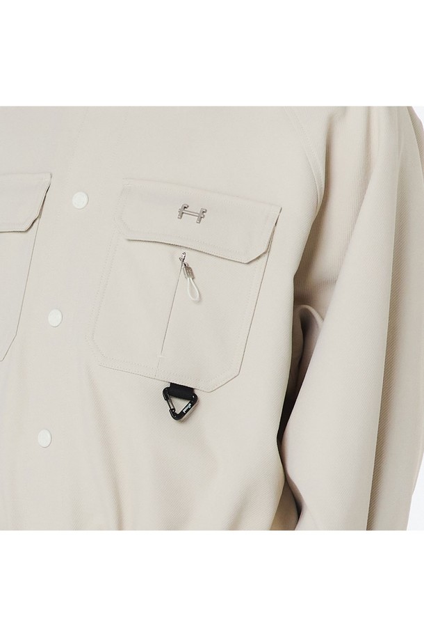 유니 스트링 점프수트 (오트밀)_5LG2911은 부드러운 촉감의 폴리에스테르 트윌 골지 원단으로 제작된 유니섹스 점프수트입니다. 오트밀 컬러의 얇은 두께로 봄, 가을에 적합하며, 방수 및 통기성 기능이 있어 일상복은 물론 가벼운 스포티 스타일에도 잘 어울립니다. 오버핏/루즈핏 디자인에 가슴 지퍼 플래킷, 방수 지퍼 포켓, 허리/밑단 스트링, 등판 통기구, 메탈/자수 로고 디테일까지 더해 캐주얼하면서도 세련된 룩을 연출할 수 있습니다.
