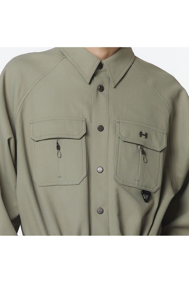 유니 스트링 점프수트 (애쉬 올리브)는 폴리에스테르 소재로 제작되어 가볍고 시원한 착용감을 제공하며, 봄, 여름, 가을 시즌에 적합합니다. 스포티하면서도 캐주얼한 스타일로, 오버핏과 루즈핏의 편안한 핏을 자랑하며, 반소매 기장과 얇은 두께로 활동성을 높였습니다. 앞면 스냅 버튼, 가슴 방수 지퍼 플래킷, 허리 및 밑단 드로스트링, 등판 통기성 디테일과 같은 다양한 기능성 디테일과 메탈 로고 리벳 및 로고 자수 디테일로 디자인의 완성도를 높였습니다.