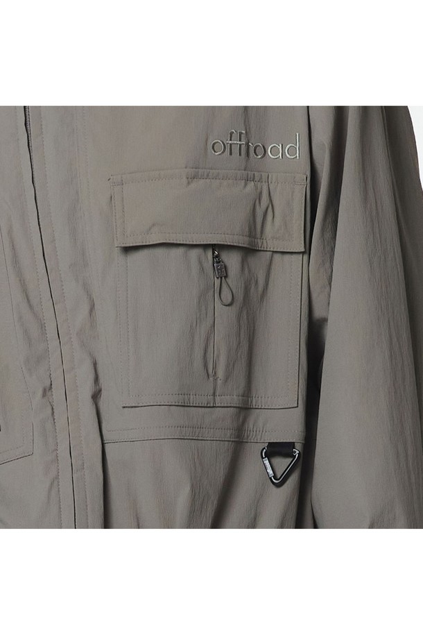 유니 벨트 점프 수트 (카키)_5LG2912는 야외활동에 적합한 유니섹스 점프수트입니다. 카키 색상의 와샤 패턴이 돋보이며, 나일론 95%, 폴리에스터 5% 혼방 소재로 제작되었습니다. 오버사이즈핏과 루즈핏으로 편안하게 착용 가능하며, 2WAY 지퍼, 방수 지퍼 포켓, 허리/밑단 스트링, 로고 자수, 삼각 카라비너, 후면 금속 로고 디테일과 방수, 수납 기능을 갖추었습니다.
