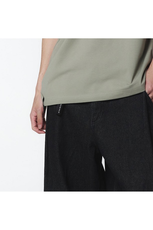 유니 벌룬핏 데님팬츠(블랙)_5LG2611은 사계절 활용 가능한 유니섹스 데님 팬츠입니다. 캐주얼 스타일에 어울리는 무지 디자인의 와이드 핏 긴 바지로, 프론트 웨이스트 턱과 무릎 다트 디테일이 돋보입니다. 면 소재로 제작되었으며, 풀 웨이스트밴드로 편안한 착용감을 제공합니다.
