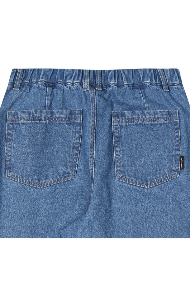 유니 벌룬핏 데님팬츠 (블루)는 캐주얼한 스타일의 유니섹스 데님 팬츠입니다. 면 소재의 긴 기장 바지로, 봄, 가을에 착용하기 좋으며, 와이드 벌룬핏과 루즈핏으로 편안한 착용감을 선사합니다. 프론트 웨이스트 턱 디테일, 무릎 다트 디테일, 풀 웨이스트밴드로 디자인의 완성도를 높였습니다.
