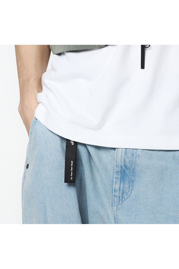 유니 벌룬핏 데님팬츠는 스카이블루 컬러의 캐주얼 데님 팬츠입니다. 면과 데님 혼방 소재로 제작되어 봄, 여름, 가을 계절에 착용하기 좋으며, 밴딩 허리, 무릎 다트, 허리 플리츠 디테일과 와이드 벌룬핏으로 편안함과 스타일을 동시에 잡았습니다. 일상 및 아웃도어 활동에 적합한 활용도 높은 긴바지입니다.
