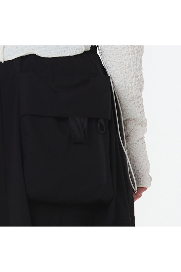 여성 3L 방수 셋업 스커트 (블랙)는 아웃도어 활동에 적합한 맥시 스커트입니다. 방수 기능이 있는 3레이어 소재로 제작되어 변덕스러운 날씨에도 쾌적함을 유지해 줍니다. 넉넉한 A라인 핏과 플레어 치마 타입으로 편안한 착용감을 제공하며, 허리 밴드로 활동성을 높였습니다. 셋업이 가능하며, 아웃포켓, 방수 지퍼, 2WAY 지퍼, 금속 혼합 버클 등의 디테일로 실용성을 더했습니다. 여행룩, 휴가룩, 캠핑룩 등 미니멀, 캐주얼, 고프코어 스타일을 연출하기 좋습니다.
