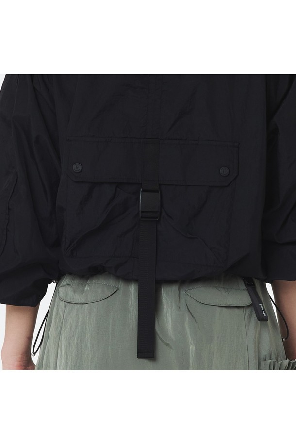 여성용 블랙 색상의 긴팔 스탠드 칼라 셋업 점퍼는 미니멀하고 캐주얼한 무드를 연출하며, 크롭 기장의 루즈핏으로 제작되었습니다. 얇은 나일론 소재로 봄에 적합하며, 하이넥 디자인과 팬츠와 세트 구성이 가능한 특징을 가지고 있습니다. 일상에서 편안하게 착용하기 좋은 윈드브레이커 스타일의 집업 점퍼입니다.
