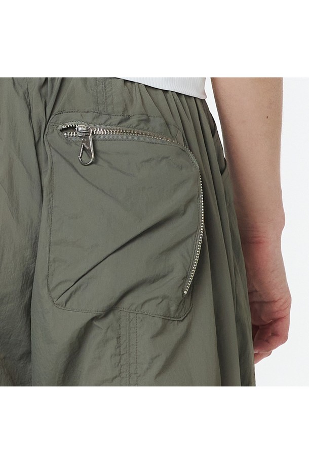 애쉬 올리브 색상의 여성용 긴팔 스탠드 칼라 셋업 바지로, 점퍼 5LB1312와 함께 코디하여 착용할 수 있습니다. 나일론 소재로 제작되었으며, 활동성이 좋은 와이드 실루엣과 편안한 와이드핏을 제공합니다. 봄, 가을에 일상복으로 캐주얼하게 연출하기 좋은 무지 패턴의 와이드 팬츠입니다.
