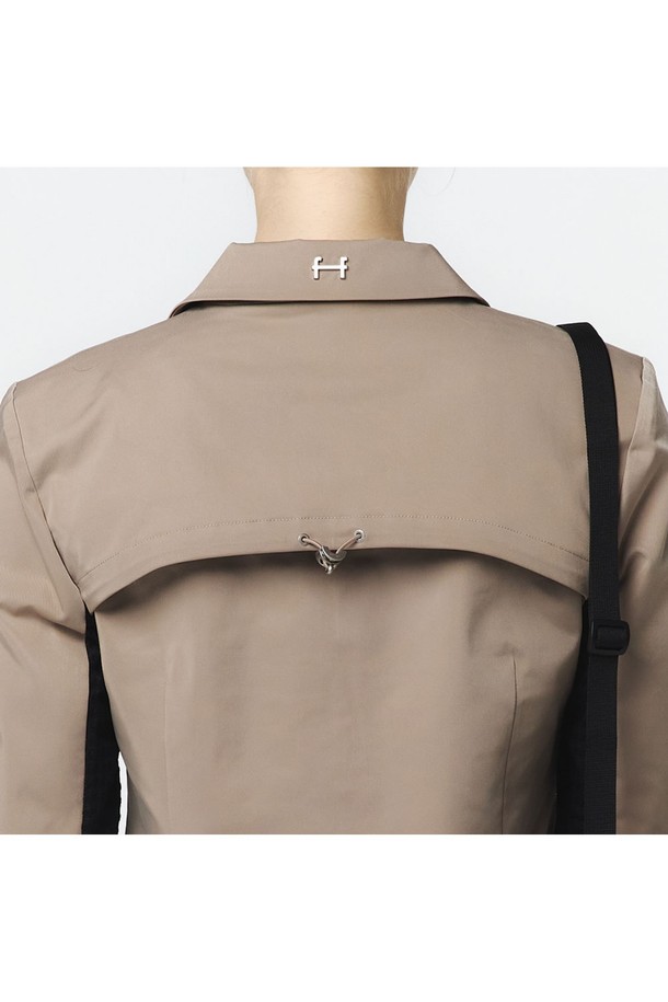 여성용 베이지 색상 테일러드 자켓으로, 봄, 가을에 어울리는 얇은 두께의 폴리에스테르 소재로 제작되었습니다. 크롭 기장의 테일러드 핏으로 클래식하고 미니멀한 무드를 연출하며, 소매 안쪽 다이아몬드 메쉬 구조와 소매 끝단 스트링 스토퍼 디테일이 돋보입니다. 베스트, 스커트와 함께 3피스 세트로도 연출 가능한 활용도 높은 아이템입니다.
