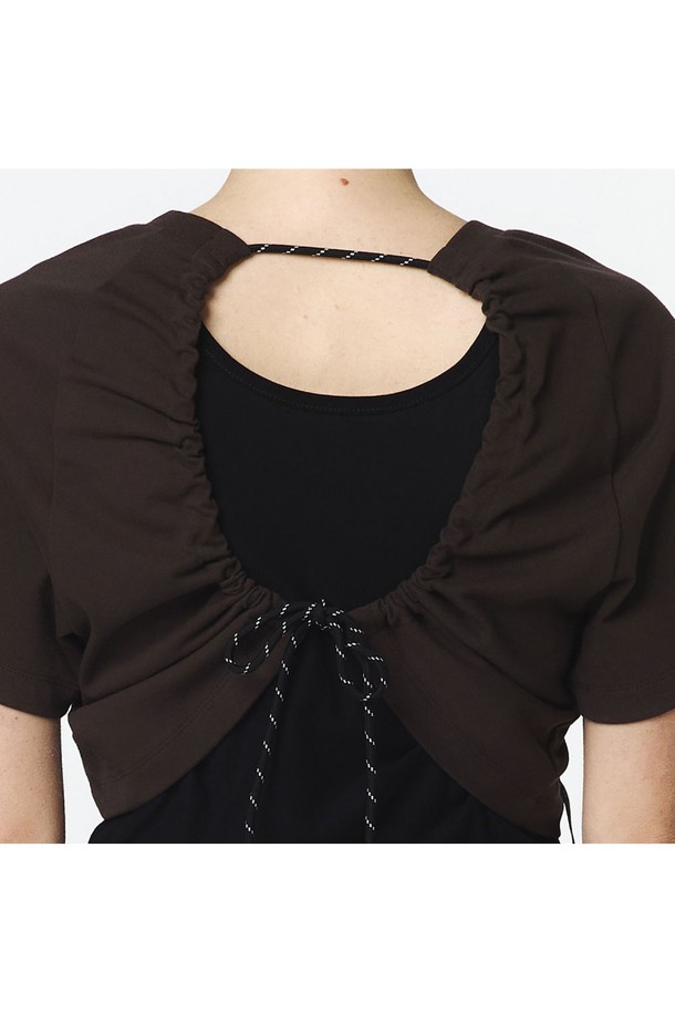 여성 우븐 배색 엠티엠 (다크브라운)은 봄, 가을 시즌에 적합한 여성 티셔츠입니다. 스포티한 스타일의 레귤러핏 긴소매 크롭 기장 티셔츠로, 다크브라운 컬러에 로고 패턴이 돋보입니다. 면, 폴리에스터, 나일론, 폴리우레탄 혼방 소재로 제작되어 방풍 기능을 갖췄습니다. 하단 우븐 믹스 및 스트링 조절, 로고 프린트 테이프, 뒷면 로고 프린트, 리벳 디테일이 특징입니다. 일상복으로 활용하기 좋은 캐주얼 스타일의 티셔츠입니다.
