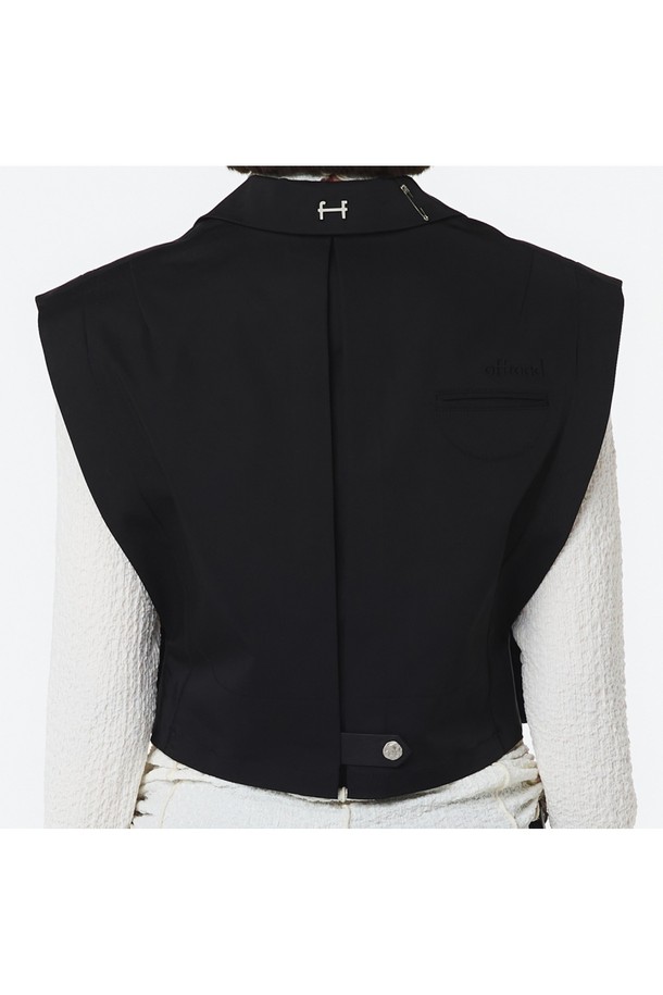 여성 테일러드 VEST (블랙)_5LB1431 상품은 모던하고 미니멀한 무드를 연출하는 블랙 색상의 크롭 기장 베스트입니다. 사계절 착용 가능한 폴리에스테르 소재로 제작되었으며, 부드러운 촉감과 릴랙스핏으로 편안한 착용감을 선사합니다. 백 플리츠, 탈부착 허리 연결, 세미 광택 스토퍼, 백 칼라 메탈 로고 장식 등 디테일이 돋보이며, 3피스 세트업이 가능합니다.
