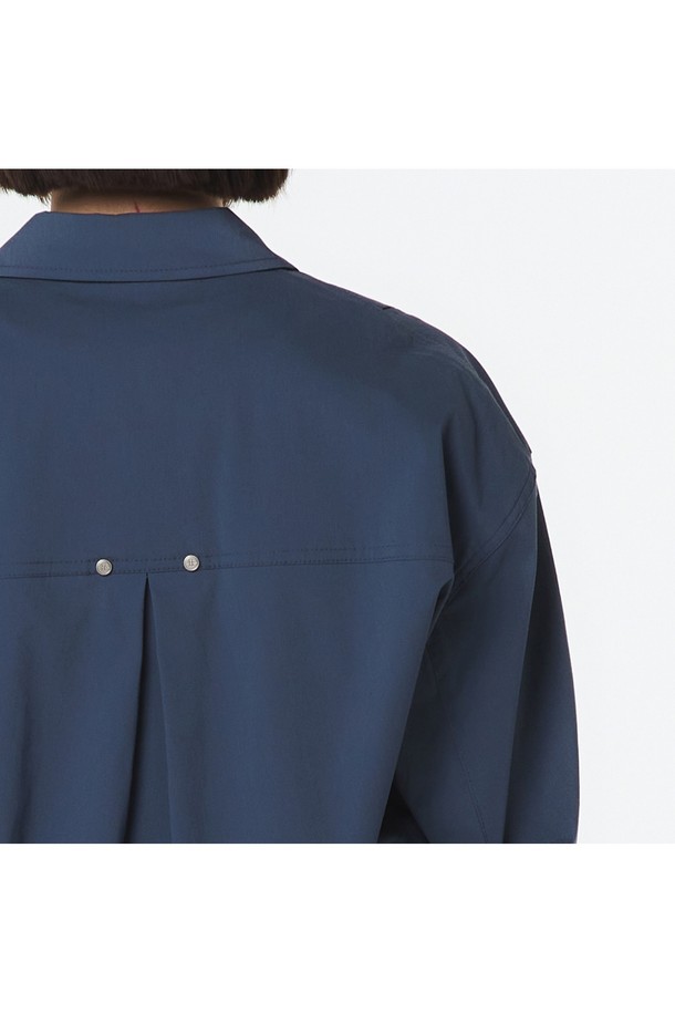 여성용 듀티블루 컬러 사이드 스트링 긴팔 셔츠는 면, 나일론, 폴리에스테르 혼방 소재로 제작되어 부드러운 촉감을 자랑하며, 사계절 내내 편안하게 착용 가능합니다. 세미 오버핏에 크롭 기장, 가슴 절개 라인과 허리 곡선 컷팅 디테일이 돋보이며, 허리 스트링 스토퍼와 메탈 장식으로 포인트를 더했습니다. 무지 패턴의 칼라 디자인 셔츠로, 세미 매트 스냅 버튼 여밈 방식과 허리 스트링으로 캐주얼한 스타일을 연출할 수 있습니다.
