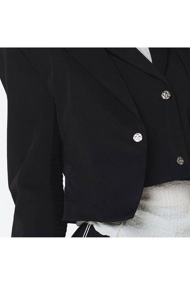 모던하고 클래식한 무드의 여성 테일러드 자켓(블랙)_5LB1231은 봄, 가을 시즌에 어울리는 아우터입니다. 폴리에스터 소재의 테일러드 크롭 핏 디자인으로, 소매 안쪽 다이아몬드 조직 메쉬와 소매 끝단 스트링 스토퍼 디테일이 돋보이며, 뒷면 에리 로고 금속 장식으로 포인트를 더했습니다. 3피스 셋업이 가능하며, 일상과 아웃도어 활동 모두에 적합한 활용도 높은 아이템입니다.
