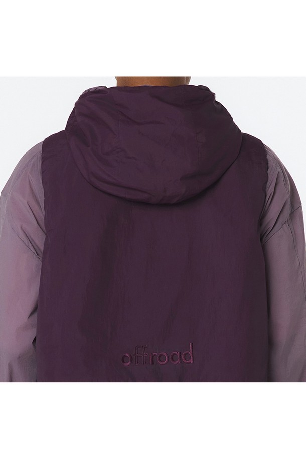 유니 후디베스트는 다크 퍼플 색상의 유니섹스 베스트로, 사계절 활용 가능하며 아웃도어 및 일상에서 스포티하고 캐주얼한 스타일을 연출할 수 있습니다. 나일론과 폴리에스테르 혼방 소재로 제작되었으며, 방수, 방풍, 통기성 기능이 뛰어나 활동성을 높여줍니다. 크롭 기장의 오버핏 디자인에 2-WAY 매트 방수 지퍼와 사이드 매트 방수 지퍼, 후드, 메쉬 안감 등의 디테일이 돋보입니다.
