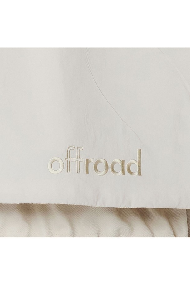 유니 후디베스트 (오트밀)_5LG1411은 사계절 활용 가능한 유니섹스 베스트입니다. 오트밀 색상의 무지 패턴으로, 나일론과 폴리에스테르 혼방 소재를 사용하여 방수, 방풍, 통기성이 뛰어납니다. 2-WAY 매트 방수 지퍼, 사이드 매트 방수 지퍼, 메탈 FF 장식, 앞면 상단 통기성, 후면 자수 로고, 메쉬 안감 등의 디테일과 후드, 오버핏, 크롭 기장이 특징입니다.
