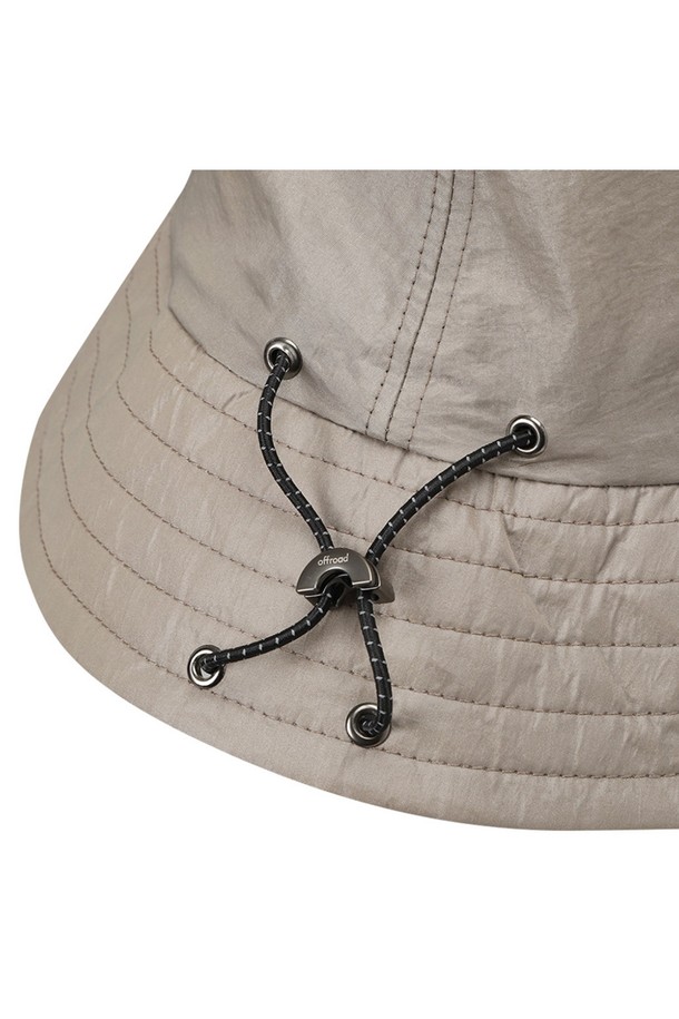 유니 GLAZED 포켓 버킷햇은 은은한 광택감이 도는 코팅 원단과 다크 베이지 색상이 특징이며, 일상 및 아웃도어 활동에 적합합니다. 챙넓이 7.5cm의 이 버킷햇은 나일론 소재로 제작되었으며, 사이즈 조절 기능과 선글라스 홀더, 스트링 스토퍼 디테일이 있어 편리합니다. 또한, 포켓과 로고 자수가 디자인 포인트로 더해졌으며, 봄, 여름, 가을에 착용하기 좋은 유니섹스 프리사이즈(60cm) 아이템입니다.
