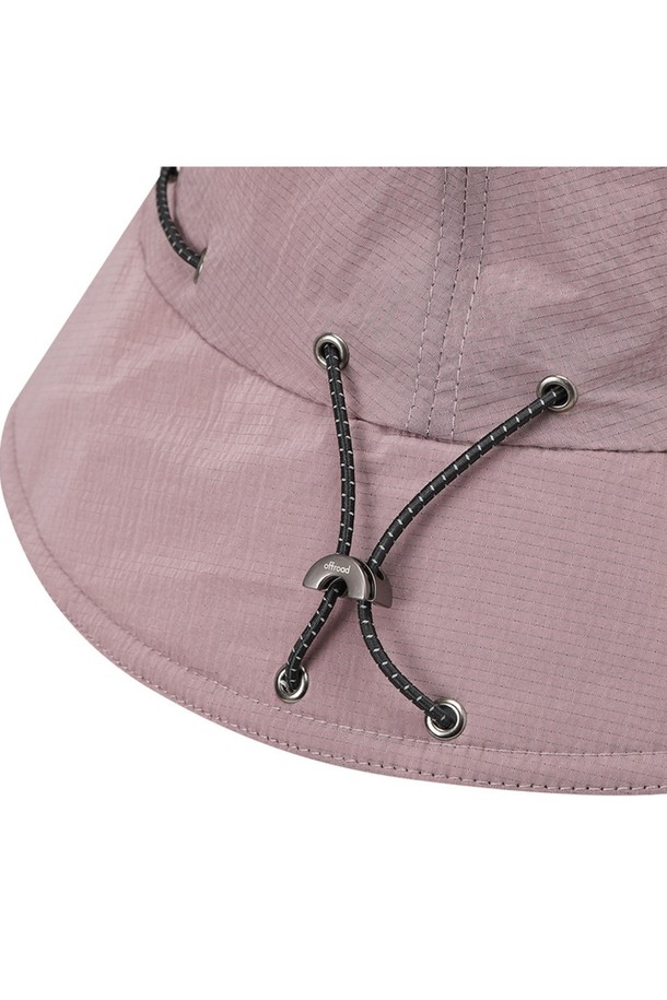 유니 립 스트링 버킷햇은 인디고 및 핑크 색상으로 제공되는 유니섹스 버킷햇입니다. 전면의 톤온톤 컬러 자수 디테일과 노출 스트링, 사이즈 조절이 가능한 스트링 스토퍼가 특징이며, 챙 넓이는 7.5cm입니다. 나일론 소재에 리플렉티브 립 패턴이 적용되었으며, 일상에서 편안하게 착용할 수 있습니다.
