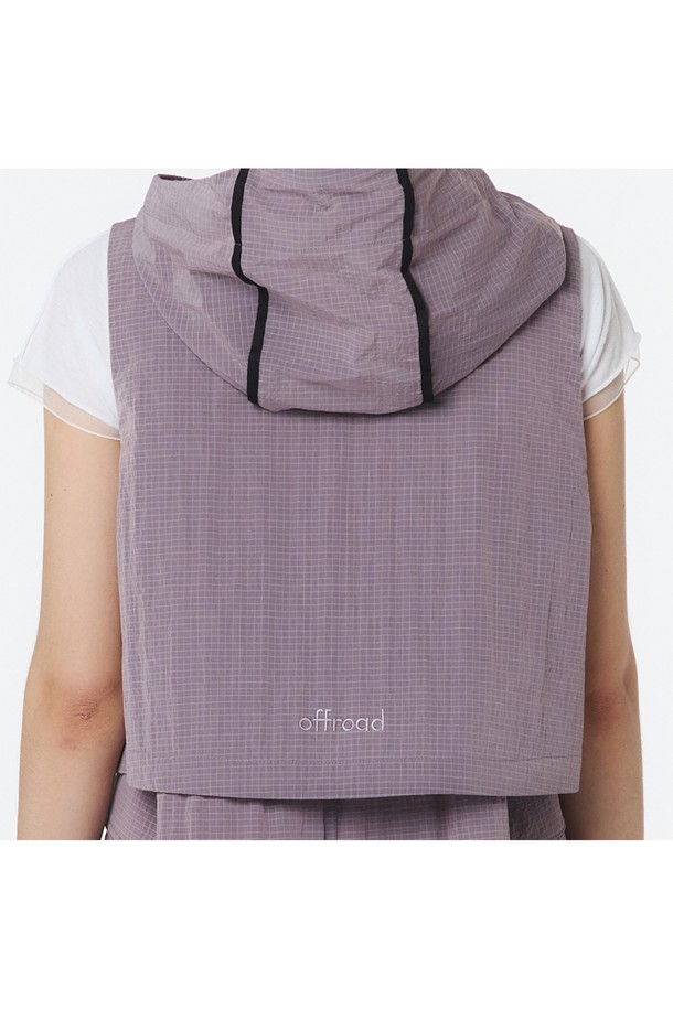 오프로드 시그니처 라인의 유니 후디 베스트는 인디 퍼플 색상의 립 원단으로 제작되었으며, 조직감이 돋보이는 디자인이 특징입니다. 나일론 소재로 만들어진 이 크롭 기장의 오버핏 베스트는 후드 네크라인과 민소매 디자인으로 스포티하면서도 캐주얼한 스타일을 연출합니다. 레이어드 스타일링이 가능한 유니섹스 아이템으로, 봄, 가을 일상복으로 적합합니다.
