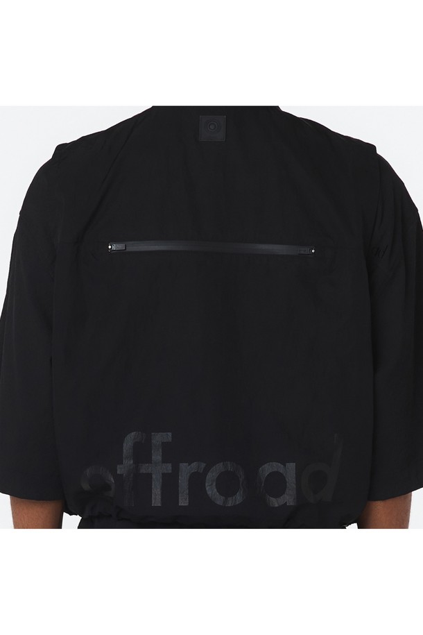 유니 스탠드 칼라 셋업 베스트는 모던하고 미니멀한 무드를 연출하는 블랙 색상의 유니섹스 제품입니다. 하이넥 디자인과 총 4개의 포켓(아웃포켓, 사이드 포켓, 왼쪽 가슴 플랩 포켓)이 특징이며, 나일론과 폴리에스테르 혼방 소재로 광택 있는 촉감을 제공합니다. 크롭 기장의 레귤러핏으로, 캐주얼한 일상복에 잘 어울립니다.
