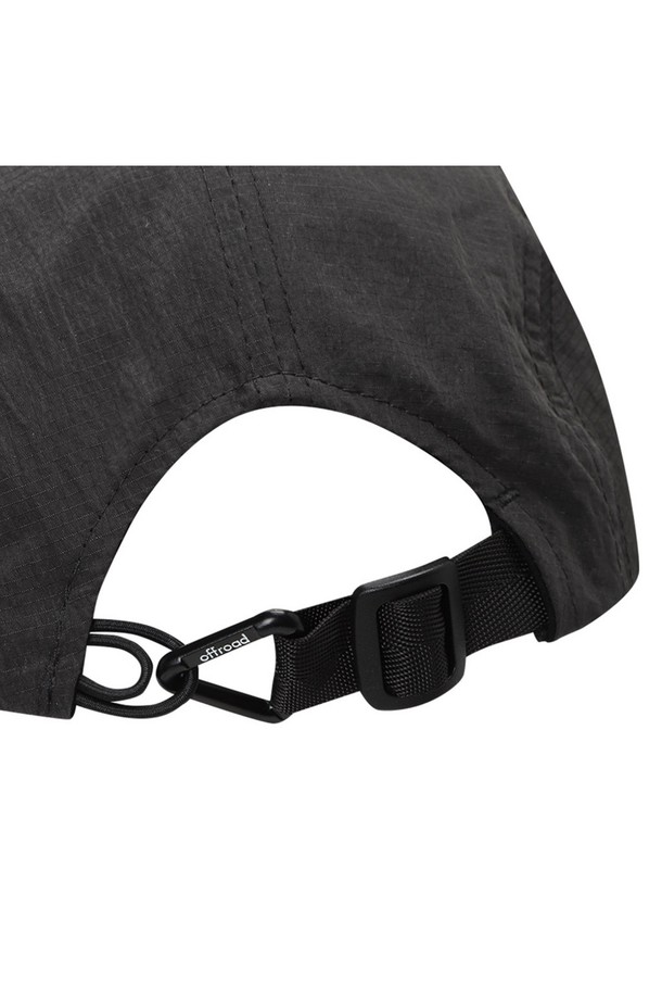 유니 리플렉트 5패널 캡 (딥 차콜)_5LG7413은 톤온톤 자수와 레터링 프린트, 3M 리플렉티브 테이프 장식이 돋보이는 딥 차콜 색상의 유니섹스 캡모자입니다. 나일론 소재로 제작되었으며, 5패널 구조와 더블 스트랩, 삼각 카라비너 사이즈 조절 기능이 특징입니다. 챙 넓이는 8cm이며, 등산 및 일상생활에서 사계절 착용하기 좋습니다.
