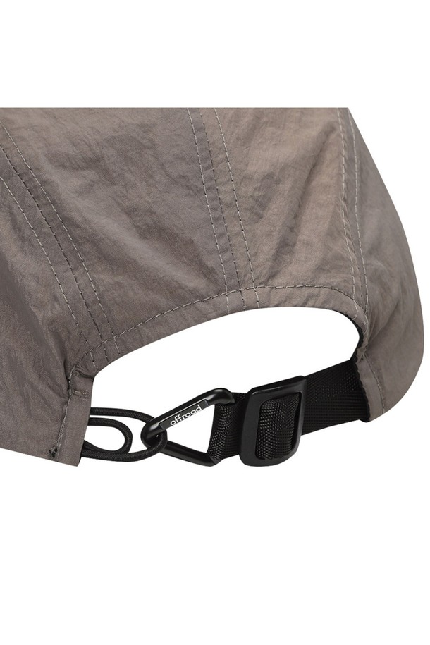 유니 패커블 캡 (그레이시 브라운) 5LG7414는 아웃도어 및 등산 활동에 적합한 유니섹스 캡모자입니다. 봄, 여름, 가을 계절에 착용하기 좋으며, 가볍고 접이식 디자인으로 휴대성을 높였습니다. 나일론 소재로 제작되었으며, 9.5cm의 모자 깊이와 8cm의 챙 너비를 가지고 있습니다. 리플렉티브 로고, 삼각 카라비너, 이중 스트랩 등의 디자인 장식이 특징이며, 2단 접이식 챙과 사이즈 조절 기능도 제공합니다. 등산룩, 캠핑룩, 가을 나들이룩 등 다양한 TPO에 고프코어, 캐주얼, 미니멀 스타일로 연출할 수 있습니다.
