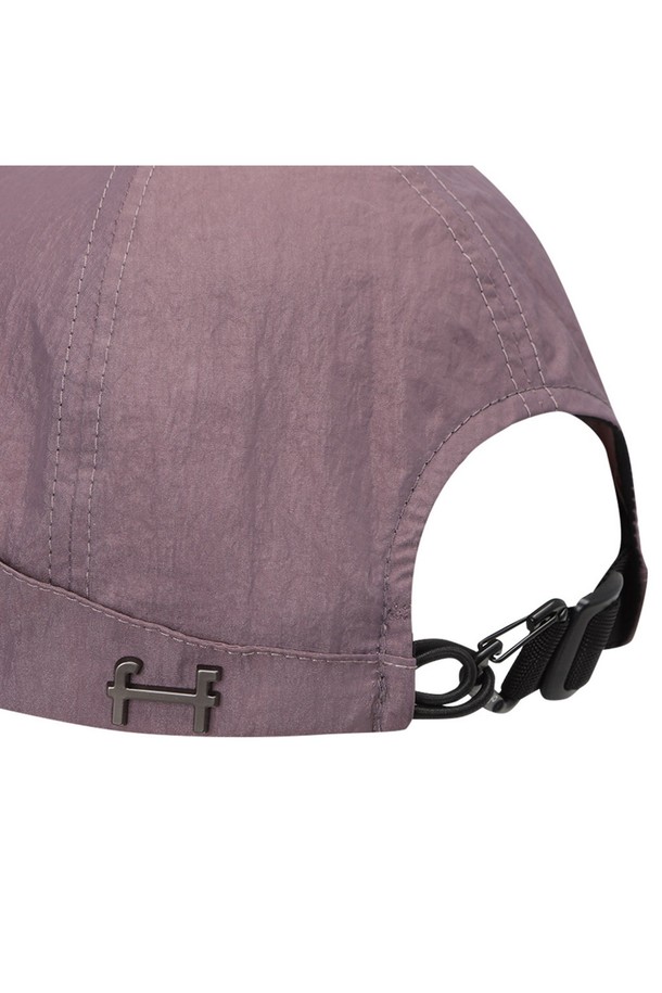 유니 카라비너 볼캡은 라이트 퍼플 색상의 나일론 소재 볼캡으로, 등산, 아웃도어, 일상생활에서 활용하기 좋습니다. 챙 넓이는 8cm이며, 모자 깊이는 일반적인 형태로 제작되었고, 삼각 카라비너 디테일과 메탈 리벳 로고, 리플렉티브 디자인이 특징입니다. 사이즈 조절 기능과 재귀반사 기능이 있으며, 더블 스트랩과 백 패브릭 보강으로 내구성을 높였습니다.
