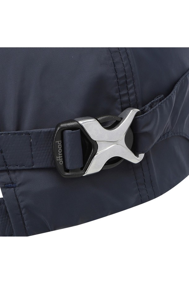 유니 빅로고 버클 캡 (다크 네이비)_5LG7416은 은은한 광택감이 돋보이는 다크 네이비 컬러의 캡모자입니다. 전면에는 톤온톤 빅 로고 프린트가 디자인되어 있으며, 가벼운 나일론 소재로 제작되어 일상 및 아웃도어 활동에 용이합니다. 이중 버클 디테일로 사이즈 조절이 가능하며, 사계절 착용 가능한 유니섹스 아이템입니다.
