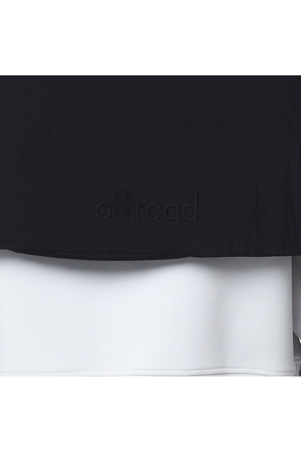 유니 후디베스트 (블랙)_5LG1411은 봄, 가을에 어울리는 유니섹스 아우터 베스트입니다. 블랙 색상의 무지 패턴으로, 크롭 기장의 오버핏 실루엣을 연출하며, 2-WAY 매트 방수 지퍼와 사이드 매트 방수 지퍼, 메탈 장식으로 포인트를 더했습니다. 나일론과 폴리에스테르 혼방 소재에 메쉬 안감, 앞면 상단 통기 기능 및 후면 자수 로고 디테일이 돋보이며, 방수 및 통기성이 우수하여 아웃도어 활동은 물론 일상복으로도 활용하기 좋습니다.
