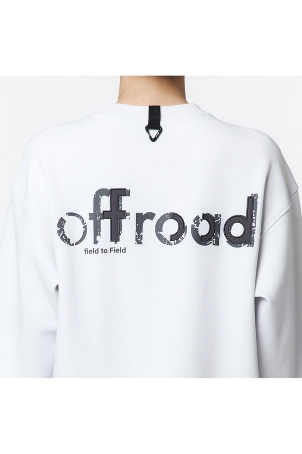 유니 로고 자수 MTM은 스모크 화이트 색상의 남녀공용 맨투맨 티셔츠로, 캐주얼하고 스포티한 스타일을 연출합니다. 폴리에스테르, 면, 폴리우레탄 혼방 소재로 제작되어 부드러운 촉감을 자랑하며, 루즈핏 디자인과 내추럴한 숄더 라인이 특징입니다. 로고 자수 디테일과 뒷면 삼각 카라비너, 테이프 디테일이 돋보이며, 봄, 가을철 일상복으로 적합합니다.
