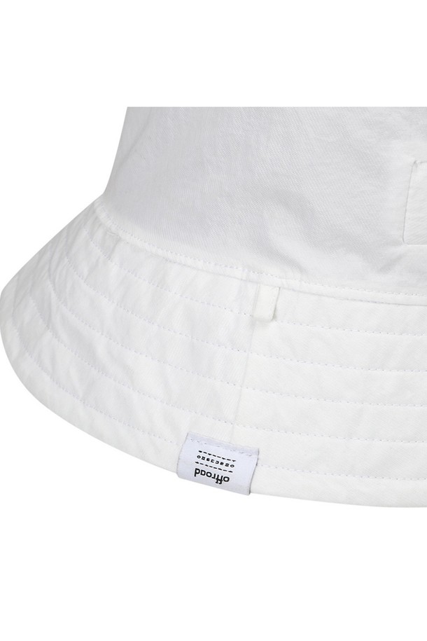 남녀공용으로 착용 가능한 유니 리버시블 버킷햇(베이지)_5LG7424는 봄, 여름철 일상 및 아웃도어 활동에 적합합니다. 나일론 소재로 제작되었으며, 양면 착용이 가능한 리버시블 디자인에 각 면마다 다른 로고 디자인이 특징입니다. 챙 넓이는 7.3cm이며, 선글라스나 안경을 거치할 수 있는 홀더가 있어 편리합니다.
