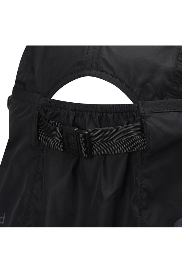 유니 사하라 캡 (블랙)은 아웃도어 활동과 등산에 적합한 여름용 모자입니다. 나일론 소재로 제작되어 은은한 광택감을 선사하며, 앞뒤로 얼굴 전체를 가릴 수 있는 설계로 햇빛으로부터 보호해 줍니다. 8cm 너비의 챙과 로고 프린트, 레터링 패턴이 특징이며, 탈부착 가능한 햇빛 가리개, 후면 선그립, 웨빙 조절 기능으로 편안한 착용감을 제공합니다. 얇은 두께로 제작되어 활동성이 뛰어나며, 고프코어, 캐주얼, 스포티 스타일을 연출하기 좋습니다.
