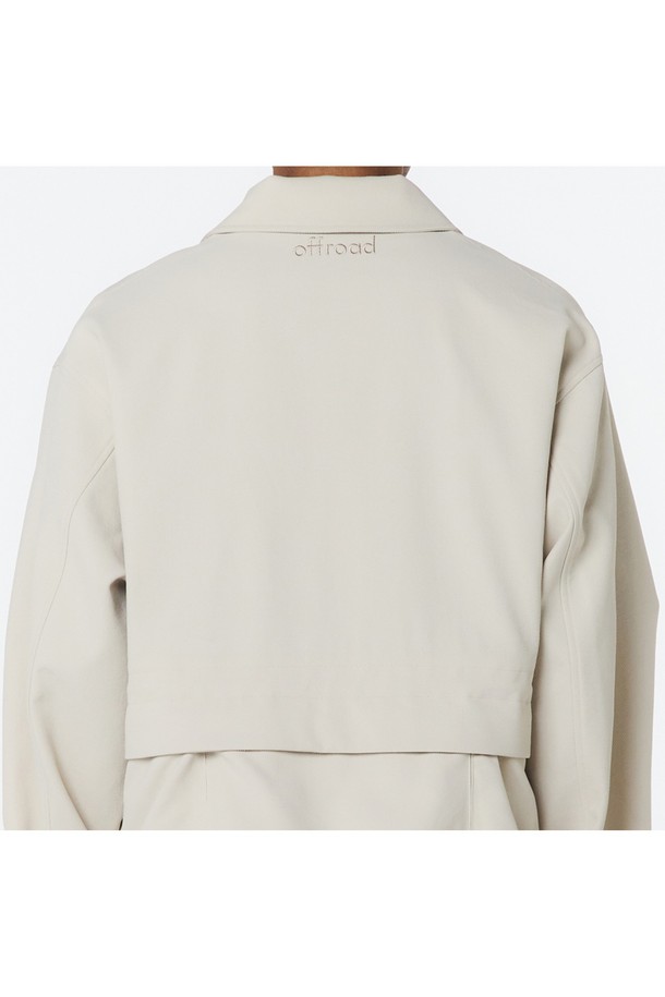 남성용 빅 포켓 셋업 자켓 (오트밀)_5LA1213은 봄, 가을에 어울리는 오트밀 색상의 아우터입니다. 폴리에스테르 소재로 제작되어 얇고 부드러운 촉감을 자랑하며, 넉넉한 오버핏과 가슴 플랩 포켓, 후면 입체 포켓, 소매 스트랩 스토퍼 디테일이 돋보입니다. 캐주얼 및 스트릿 스타일 연출에 용이하며, 무지 패턴과 긴 소매, 버튼 여밈 방식이 특징입니다.
