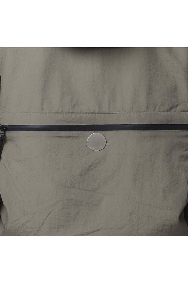 여성용 월그레이 색상의 후디 셋업 긴팔 점퍼로, 스포티하고 캐주얼한 무드를 연출합니다. 트월조직의 나일론, 폴리에스터 혼방 고밀도 소재로 제작되었으며, 은은한 광택감이 돋보이는 오버핏 크롭 기장 점퍼입니다. 후드형 디자인, 2중 포켓, 뒤 박스 포켓, 소매/밑단/허리 스트링 스토퍼 디테일과 전체 메쉬 안감으로 기능성을 더했으며, 봄, 가을 일상 및 아웃도어 활동에 적합합니다.
