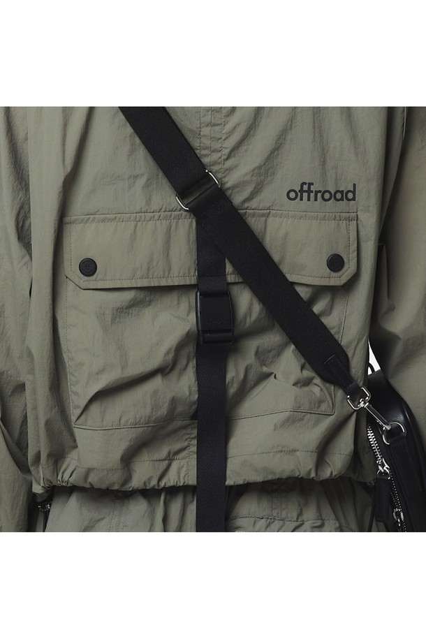 여성용 애쉬 올리브 색상의 긴팔 스탠드 칼라 셋업 점퍼로, 넉넉한 핏과 크롭 기장이 특징입니다. 얇은 나일론 소재로 제작되었으며, 하이넥 스타일과 벌룬 소매, 밑단 스트링으로 캐주얼한 무드를 연출할 수 있습니다. 지퍼와 스냅 여밈 방식이며, 바람막이 형태로 봄철 일상복으로 활용하기 좋습니다.
