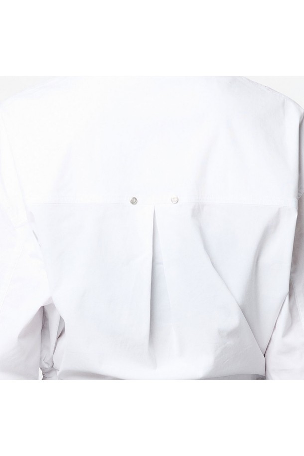 여성용 화이트 컬러의 사이드 스트링 긴팔 셔츠입니다. 면, 나일론, 폴리에스터 혼방 소재로 제작되었으며, 가슴 절개 라인과 허리 곡선 절개가 돋보입니다. 허리 스트링 스토퍼와 리벳 금속 장식이 포인트인 크롭 기장의 세미오버핏 셔츠로, 사계절 캐주얼하고 베이직한 스타일을 연출할 수 있습니다.
