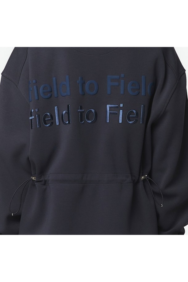 여성용 차콜 그레이 색상의 소매 배색 MTM입니다. 봄, 가을 캐주얼 스타일로 연출하기 좋으며, 폴리에스터, 면, 폴리우레탄 혼방 소재로 제작되어 두께감이 있습니다. 벌룬 소매 디자인과 탈착 가능한 앞면 원형 금속 장식, 로고 자수, 뒷면 프린트가 특징입니다.
