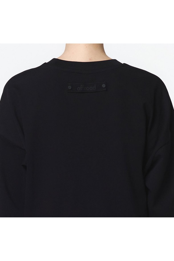 여성용 블랙 컬러의 우븐 배색 MTM입니다. 크롭 기장의 레귤러핏으로, 면, 폴리에스테르, 나일론, 폴리우레탄 혼방 소재가 사용되었으며, 방풍 기능이 있습니다. 로고 프린트 테이프 디테일과 백로고 프린트, 하단 스트링, 리벳 디테일이 특징이며, 스포티하면서도 캐주얼한 무드를 연출합니다.
