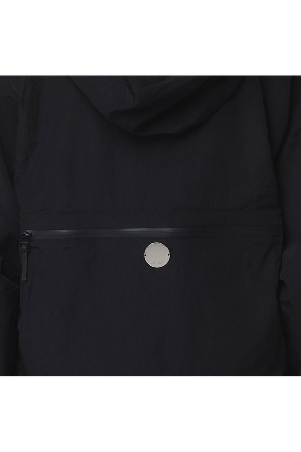 여성용 블랙 색상의 후디 셋업 긴팔 점퍼로, 스포티하고 캐주얼한 스타일을 연출합니다. 크롭 기장의 오버핏으로 제작되었으며, 나일론과 폴리에스테르 혼방 소재를 사용하여 부드러운 촉감을 자랑합니다. 후드, 더블 포켓, 백박스 포켓 등 오프로드 무드 디테일과 소매단/밑단 스토퍼 조절 기능이 특징이며, 봄, 가을 일상 및 아웃도어 활동에 적합합니다.
