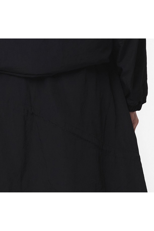 고밀도 나일론 원사로 제작되어 은은한 광택이 흐르는 여성 후디 점퍼 셋업 스커트입니다. 스포티하면서도 캐주얼한 무드를 연출하며, 뻣뻣한 촉감과 두꺼운 두께감으로 안정적인 핏을 선사합니다. A라인 스커트와 셋업으로 구성되었으며, 비대칭 스트링, 2중 포켓, 허리 전체 밴드 디테일이 특징입니다.
