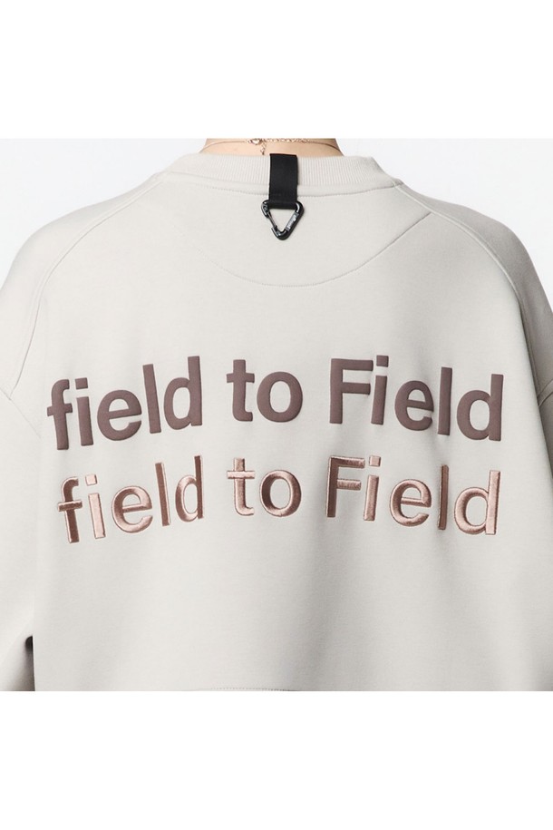 여성용 소매 배색 MTM 티셔츠는 캐주얼한 스타일을 연출하며, 컬러 블록 패턴과 탈착 가능한 앞면 원형 금속 장식이 특징입니다. 루즈핏에 라운드넥 디자인, 벌룬 소매와 뒷면 프린트 및 볼륨 자수로 포인트를 더했으며, 부드러운 촉감의 두꺼운 폴리에스터, 면, 폴리우레탄 혼방 소재로 봄, 가을에 적합합니다. 오트밀 색상의 긴소매 티셔츠로, 로고 자수 디테일까지 더해 완성도를 높였습니다.
