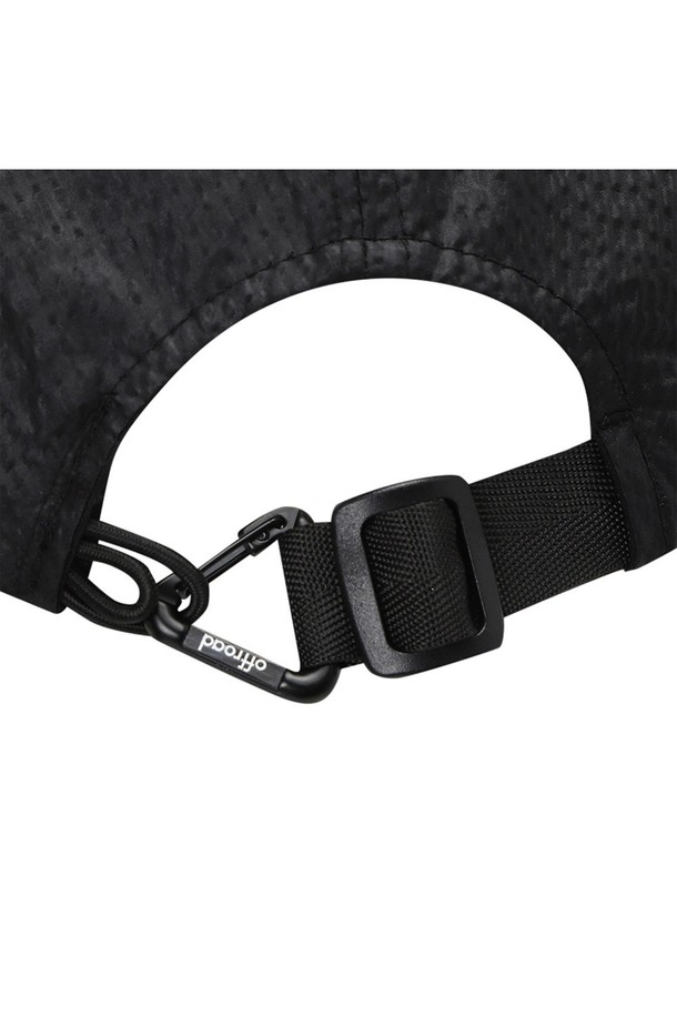 유니 메쉬 캡 (블랙)_5LG7411은 시어서커 원단의 은은한 광택이 돋보이는 유니섹스 메쉬캡입니다. 통기성이 뛰어난 사이드 메쉬 소재와 5패널 구조로 제작되어 쾌적한 착용감을 선사합니다. 모자 깊이 8.5cm, 챙 넓이 8cm로, 일상 및 캐주얼 스타일에 활용하기 좋습니다. 여행룩, 휴가룩과 같은 TPO에 어울리며, 미니멀하고 리조트한 스타일을 연출할 수 있습니다. 블랙 컬러로 어떤 옷에도 잘 어울려 데일리 아이템으로 손색없습니다.
