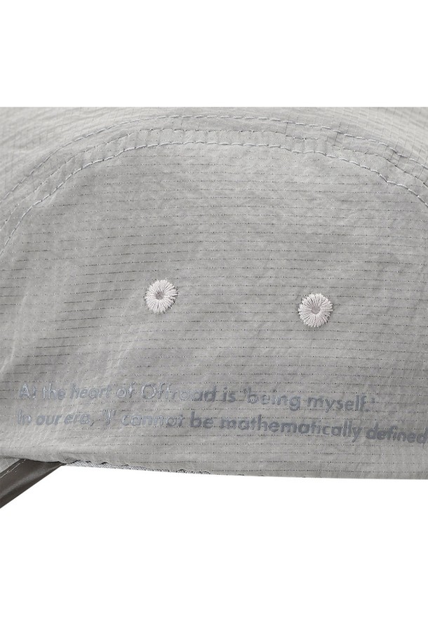 유니 리플렉트 5패널 캡은 그레이 색상의 남녀공용 캡모자로, 봄, 여름, 가을철 일상 및 아웃도어 활동에 적합합니다. 나일론 소재로 제작되었으며, 재귀반사 기능과 리플렉티브, 자수, 프린트, 반사 테이프 디자인 장식이 돋보입니다. 5패널 디자인에 삼각 카라비너 스트랩이 포인트이며, 사이즈 조절이 가능하고 챙 넓이는 8cm, FREE 사이즈(머리둘레 60cm)로 출시되었습니다.
