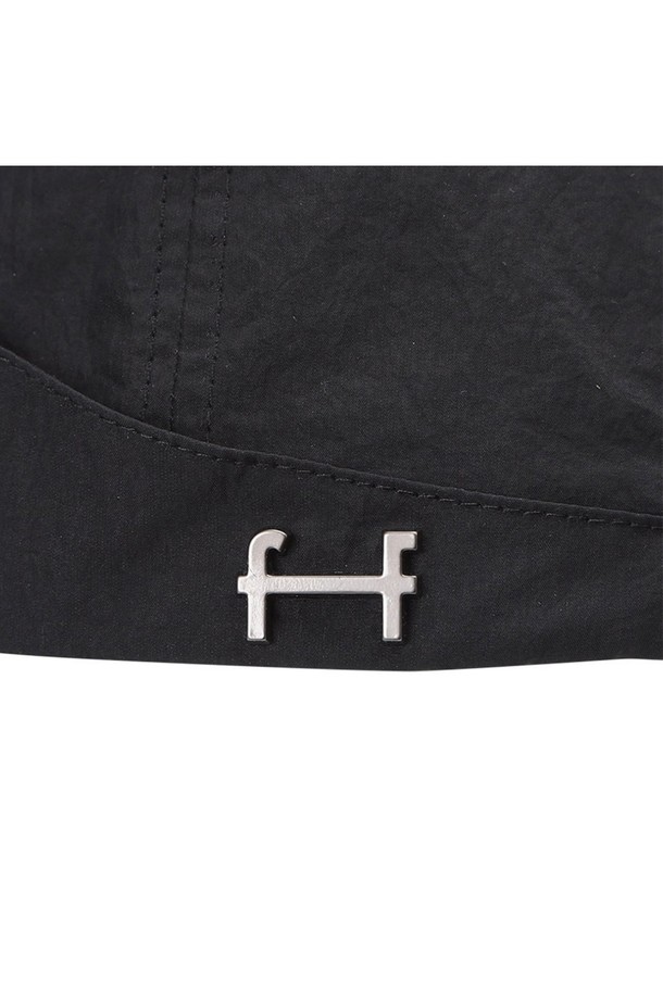 유니 카라비너 볼캡 (블랙)_5LG7415는 등산, 아웃도어, 일상에서 폭넓게 활용 가능한 유니섹스 볼캡입니다. 뛰어난 내구성을 자랑하는 나일론 소재로 제작되었으며, 봄, 여름, 가을 계절에 착용하기 좋습니다. 챙 넓이 15.5cm로 햇빛을 효과적으로 가려주며, 앞면 리플렉티브 로고 프린트와 트라이앵글 카라비너 디테일, 메탈 리벳 로고가 디자인의 포인트를 더합니다. 사이즈 조절 기능과 재귀반사 기능을 갖춰, 고프코어, 캐주얼, 스포티 스타일을 즐기는 고객에게 적합합니다. 듀얼 스트랩과 보강 원단 패치로 내구성을 높였습니다.
