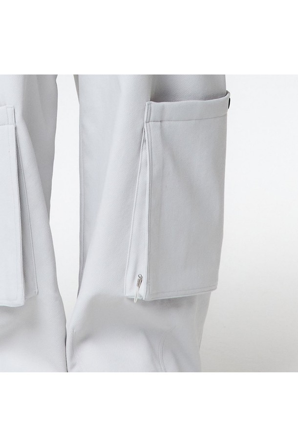 유니섹스 스타일의 '유니 포켓 오버롤 (라이트 그레이)_5LG2921'은 부드러운 폴리에스테르 트윌 소재로 제작되어 편안한 착용감을 제공합니다. 캐주얼한 무드를 연출하며, 2-WAY 앞 지퍼, 조절 가능한 숄더 스트랩과 밑단 스트링, 후드 디테일 등 다양한 기능적 요소를 갖추었습니다. 라이트 그레이 색상의 루즈핏 오버핏 디자인으로 봄, 여름, 가을에 일상복으로 활용하기 좋습니다.
