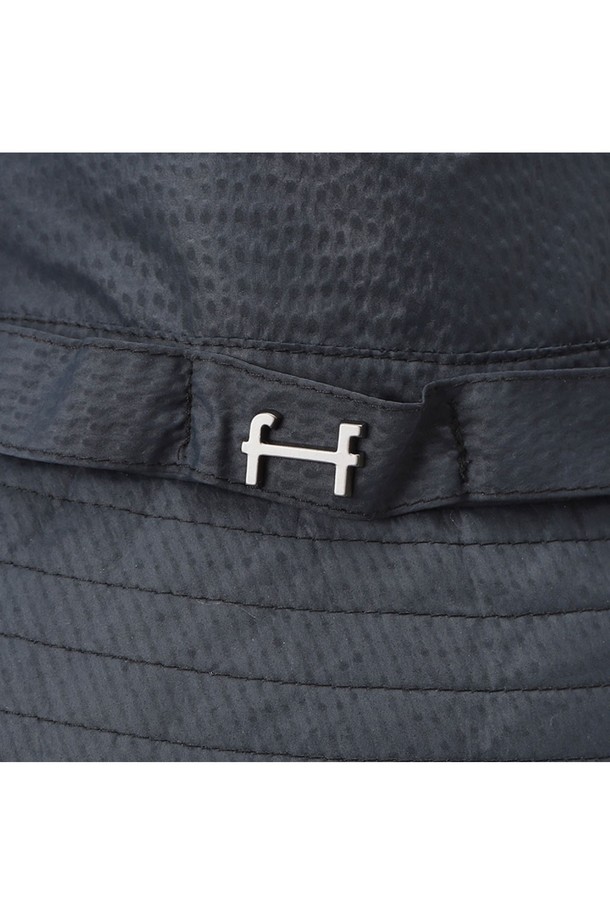 유니 써커 버킷햇 (딥 차콜)은 시어서커 소재로 은은한 광택감을 더한 유니섹스 버킷햇입니다. 9.5cm 챙 넓이로 햇빛을 효과적으로 가려주며, 등산 및 아웃도어 활동에 적합합니다. 다크차콜 컬러에 스트링 스토퍼와 금속 로고 리벳 디테일로 디자인되었으며, 머리 둘레 60cm까지 사이즈 조절이 가능합니다.
