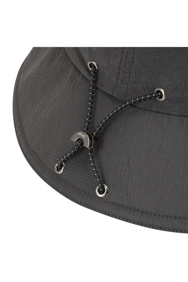 유니 립 스트링 버킷햇 (딥 차콜)_5LG7423은 립 패턴이 돋보이는 딥 차콜 색상의 유니섹스 버킷햇입니다. 나일론 소재로 제작되었으며, 7.5cm 챙넓이와 일반 깊이로 등산, 아웃도어, 일상생활에서 활용하기 좋습니다. 전면의 톤온톤 F 자수와 리플렉티브 립 원단, 스트링 스토퍼로 사이즈 조절 기능까지 더해진 봄, 여름, 가을 시즌에 적합한 제품입니다.
